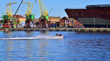Szczecin, Polonya. 7 Eylül 2023. Manzara ve Chrobry Bulvarı 'ndan Odra Nehri' ne giden gemiler.. 