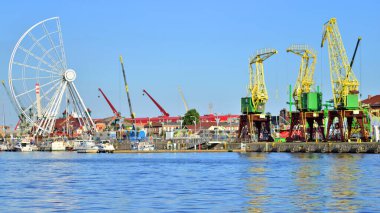 Szczecin, Polonya. 7 Eylül 2023. Manzara ve Chrobry Bulvarı 'ndan Odra Nehri' ne giden gemiler.. 