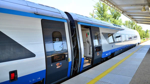 Varşova, Polonya. 5 Eylül 2023. PKP Şehir Arası Polonyalı tren vagonu öğleden sonra kalkmak için istasyonda bekliyor. PKP şehirlerarası Pendolino treni.