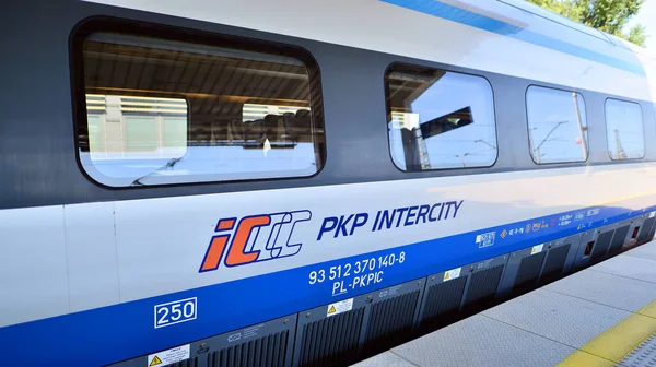 Varşova, Polonya. 5 Eylül 2023. PKP Şehir Arası Polonyalı tren vagonu öğleden sonra kalkmak için istasyonda bekliyor. PKP şehirlerarası Pendolino treni.