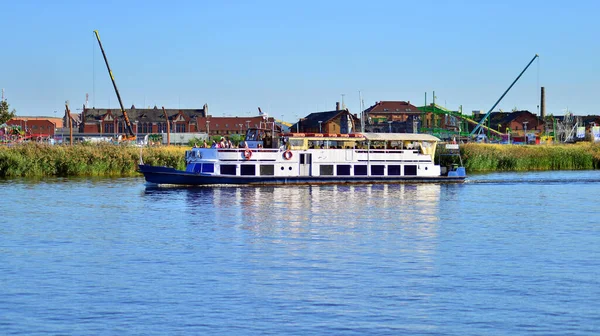 Szczecin, Polonya. 7 Eylül 2023. Manzara ve Chrobry Bulvarı 'ndan Odra Nehri' ne giden gemiler.. 