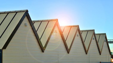 Modern bir teneke binanın dış yüzeyinin minimalist fotoğrafı. 