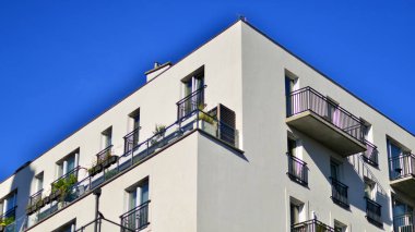 Şehrin yerleşim bölgesinde modern bir apartman. Gündüz gözüyle çağdaş yerleşim yerinin dış tarafında.. 