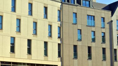 Şehirde modern bir apartman..