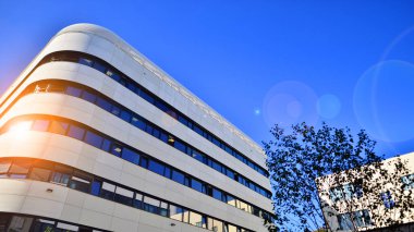 Beyaz metalik ön cepheli ve pencereli modern ofis binası. Modern mimari ayrıntılar.