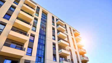 Şehrin yerleşim bölgesinde modern bir apartman. Gündüz gözüyle çağdaş yerleşim yerinin dış tarafında.. 