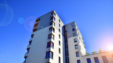 Şehrin yerleşim bölgesinde modern bir apartman. Gündüz gözüyle çağdaş yerleşim yerinin dış tarafında.. 