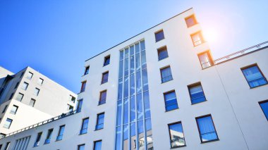 Şehrin yerleşim bölgesinde modern bir apartman. Gündüz gözüyle çağdaş yerleşim yerinin dış tarafında.. 