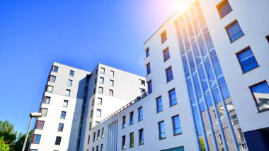 Şehrin yerleşim bölgesinde modern bir apartman. Gündüz gözüyle çağdaş yerleşim yerinin dış tarafında.. 