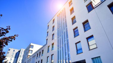 Şehrin yerleşim bölgesinde modern bir apartman. Gündüz gözüyle çağdaş yerleşim yerinin dış tarafında.. 