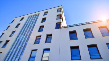 Şehrin yerleşim bölgesinde modern bir apartman. Gündüz gözüyle çağdaş yerleşim yerinin dış tarafında.. 