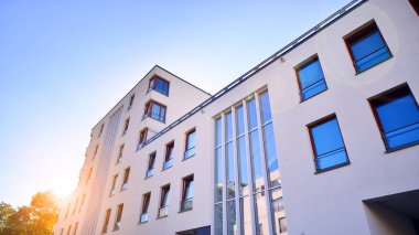  Şehrin yerleşim bölgesinde modern bir apartman. Gündüz gözüyle çağdaş yerleşim yerinin dış tarafında.. 