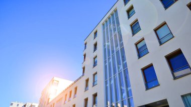  Şehrin yerleşim bölgesinde modern bir apartman. Gündüz gözüyle çağdaş yerleşim yerinin dış tarafında.. 