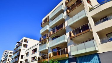 Şehrin yerleşim bölgesinde modern bir apartman. Gündüz gözüyle çağdaş yerleşim yerinin dış tarafında.. 