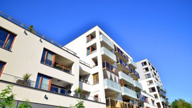 Şehrin yerleşim bölgesinde modern bir apartman. Gündüz gözüyle çağdaş yerleşim yerinin dış tarafında.. 