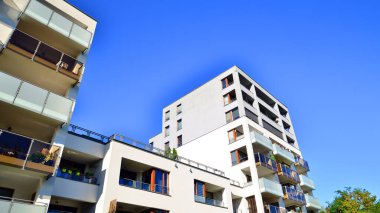 Şehrin yerleşim bölgesinde modern bir apartman. Gündüz gözüyle çağdaş yerleşim yerinin dış tarafında.. 