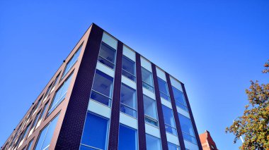 Mimarlık detayları. Güneşli bir günde modern cam bina cephesi. İş geçmişi.