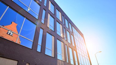 Mimarlık detayları. Güneşli bir günde modern cam bina cephesi. İş geçmişi.