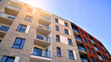  Şehrin yerleşim bölgesinde modern bir apartman. Gündüz gözüyle çağdaş yerleşim yerinin dış tarafında.. 