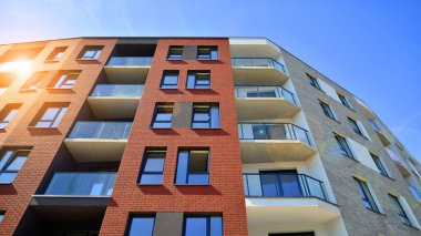  Şehrin yerleşim bölgesinde modern bir apartman. Gündüz gözüyle çağdaş yerleşim yerinin dış tarafında.. 