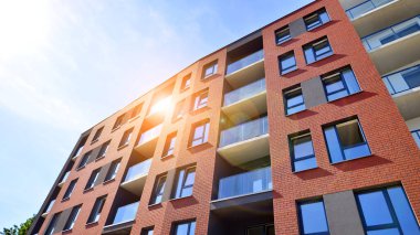  Şehrin yerleşim bölgesinde modern bir apartman. Gündüz gözüyle çağdaş yerleşim yerinin dış tarafında.. 