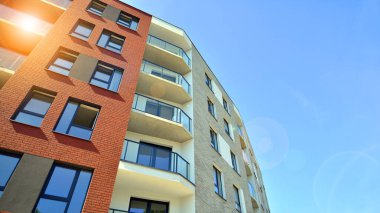 Şehrin yerleşim bölgesinde modern bir apartman. Gündüz gözüyle çağdaş yerleşim yerinin dış tarafında.. 