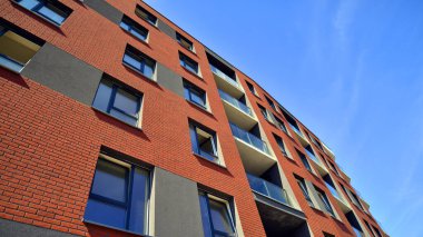  Şehrin yerleşim bölgesinde modern bir apartman. Gündüz gözüyle çağdaş yerleşim yerinin dış tarafında.. 