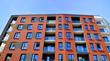  Şehrin yerleşim bölgesinde modern bir apartman. Gündüz gözüyle çağdaş yerleşim yerinin dış tarafında.. 