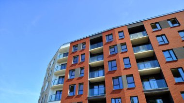  Şehrin yerleşim bölgesinde modern bir apartman. Gündüz gözüyle çağdaş yerleşim yerinin dış tarafında.. 