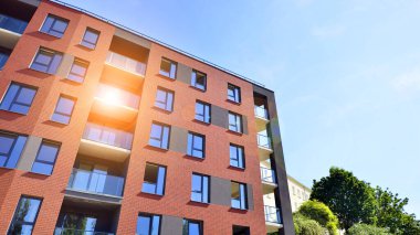  Şehrin yerleşim bölgesinde modern bir apartman. Gündüz gözüyle çağdaş yerleşim yerinin dış tarafında.. 