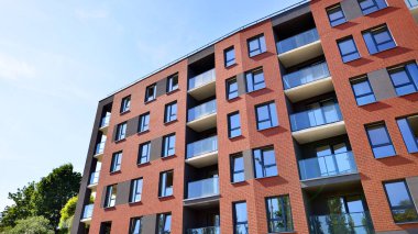  Şehrin yerleşim bölgesinde modern bir apartman. Gündüz gözüyle çağdaş yerleşim yerinin dış tarafında.. 