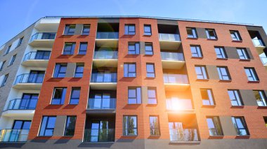  Şehrin yerleşim bölgesinde modern bir apartman. Gündüz gözüyle çağdaş yerleşim yerinin dış tarafında.. 