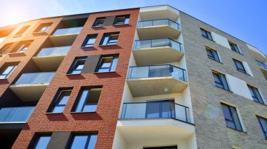  Şehrin yerleşim bölgesinde modern bir apartman. Gündüz gözüyle çağdaş yerleşim yerinin dış tarafında.. 