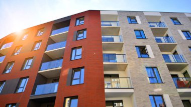  Şehrin yerleşim bölgesinde modern bir apartman. Gündüz gözüyle çağdaş yerleşim yerinin dış tarafında.. 