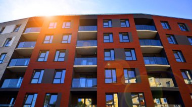  Şehrin yerleşim bölgesinde modern bir apartman. Gündüz gözüyle çağdaş yerleşim yerinin dış tarafında.. 