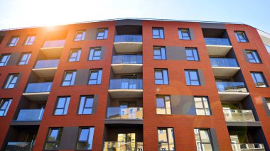  Şehrin yerleşim bölgesinde modern bir apartman. Gündüz gözüyle çağdaş yerleşim yerinin dış tarafında.. 