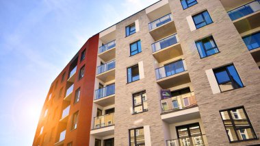 Şehrin yerleşim bölgesinde modern bir apartman. Gündüz gözüyle çağdaş yerleşim yerinin dış tarafında.. 