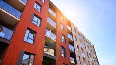 Şehrin yerleşim bölgesinde modern bir apartman. Gündüz gözüyle çağdaş yerleşim yerinin dış tarafında.. 