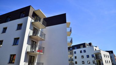 Şehrin yerleşim bölgesinde modern bir apartman. Gündüz gözüyle çağdaş yerleşim yerinin dış tarafında.. 