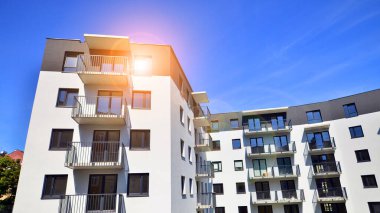 Şehrin yerleşim bölgesinde modern bir apartman. Gündüz gözüyle çağdaş yerleşim yerinin dış tarafında.. 