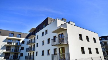 Şehrin yerleşim bölgesinde modern bir apartman. Gündüz gözüyle çağdaş yerleşim yerinin dış tarafında.. 