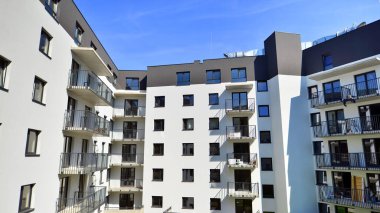 Şehrin yerleşim bölgesinde modern bir apartman. Gündüz gözüyle çağdaş yerleşim yerinin dış tarafında.. 