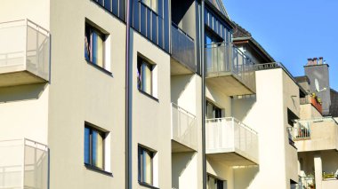 Şehrin yerleşim bölgesinde modern bir apartman. Gündüz gözüyle çağdaş yerleşim yerinin dış tarafında.. 