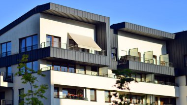 Şehrin yerleşim bölgesinde modern bir apartman. Gündüz gözüyle çağdaş yerleşim yerinin dış tarafında.. 