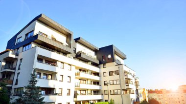 Şehrin yerleşim bölgesinde modern bir apartman. Gündüz gözüyle çağdaş yerleşim yerinin dış tarafında.. 