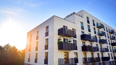 Şehrin yerleşim bölgesinde modern bir apartman. Gündüz gözüyle çağdaş yerleşim yerinin dış tarafında.. 