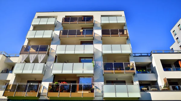 Şehrin yerleşim bölgesinde modern bir apartman. Gündüz gözüyle çağdaş yerleşim yerinin dış tarafında.. 