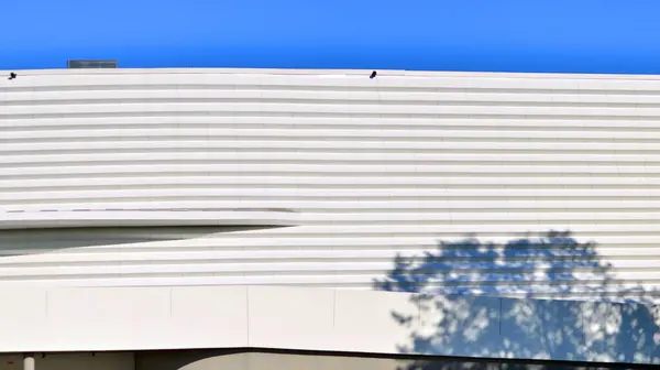 Minimalistisches Foto Einer Außenseite Eines Modernen Blechgebäudes — Stockfoto