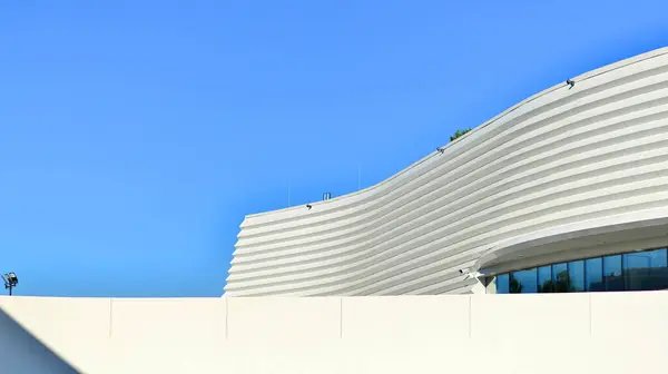 Foto Minimalista Exterior Edifício Lata Moderno Com Grandes Vitrines Vidro — Fotografia de Stock