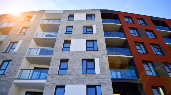  Şehrin yerleşim bölgesinde modern bir apartman. Gündüz gözüyle çağdaş yerleşim yerinin dış tarafında.. 